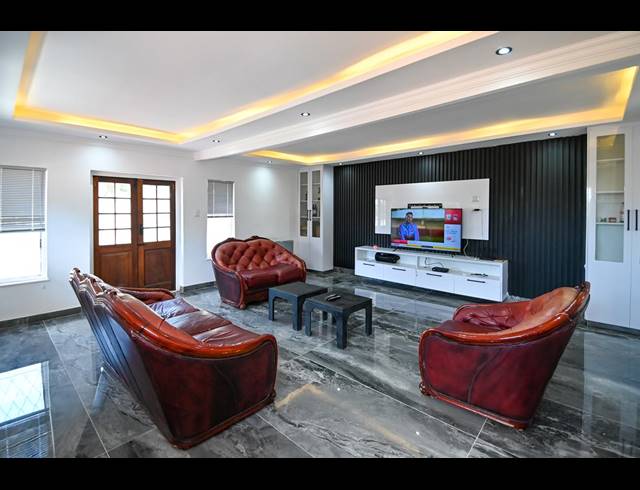 4 BEDROOM FREEHOLD TO LET IN COWIES HILL